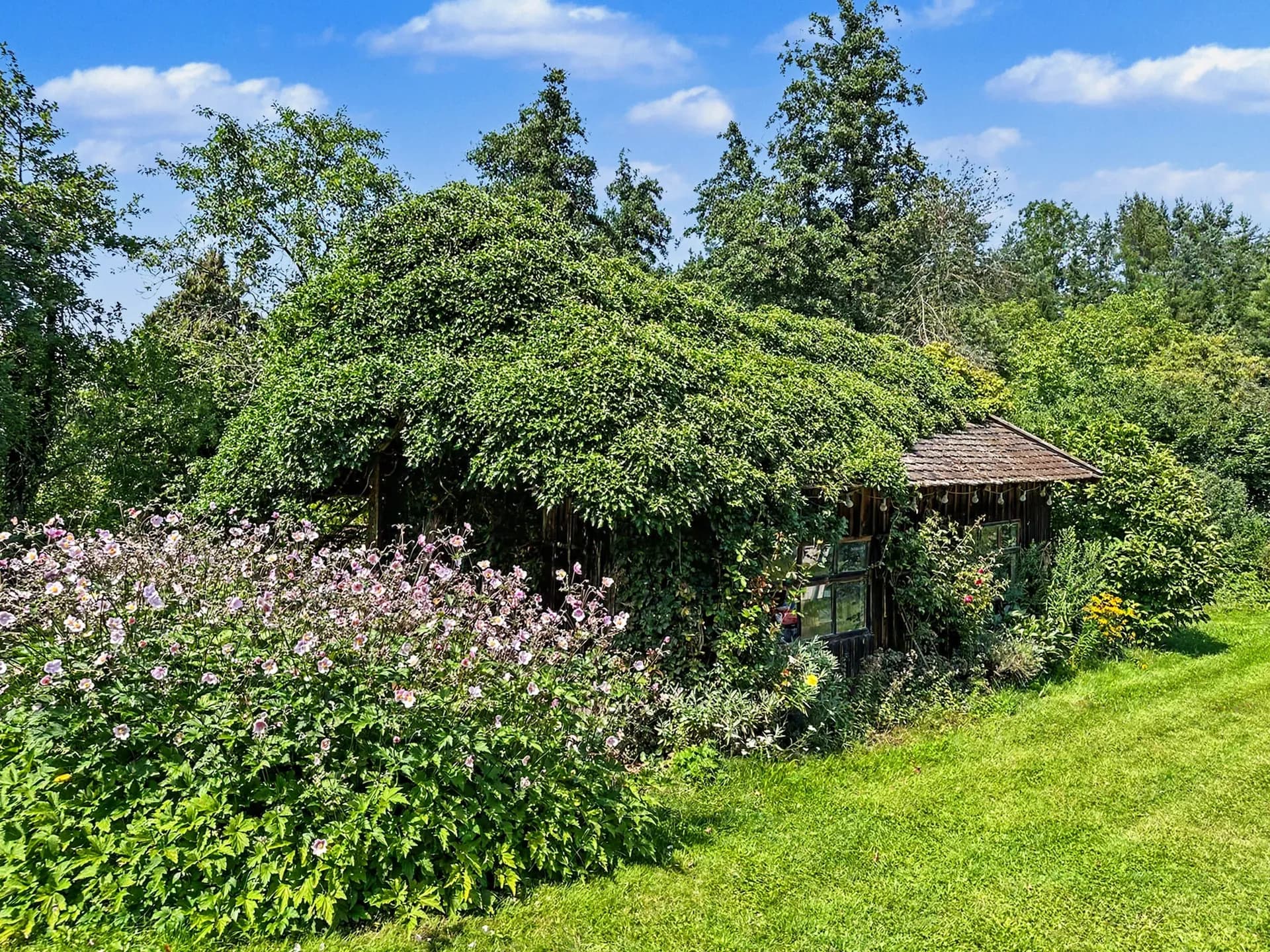 Außenansicht des Laberhofs – Garten und Landschaft